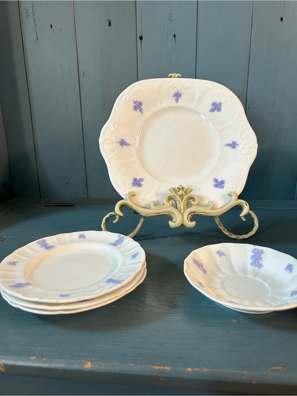 Antique 1900s White Ceramic Dinner Plate w/ Delicate Blue Accents Chelsea Sprig